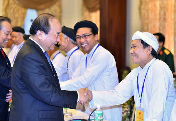 Thủ tướng Chính phủ Nguyễn Xuân Phúc chào mừng các vị đại biểu chức sắc tôn giáo dự Hội nghị