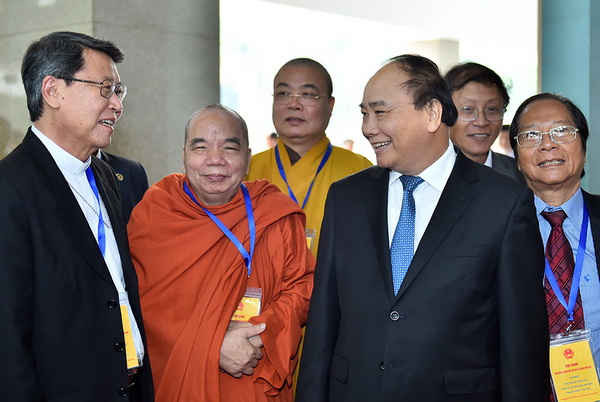 Thủ tướng Nguyễn Xuân Phúc trò chuyện thân mật với các vị chức sắc tôn giáo - Ảnh: Chinhphu.vn