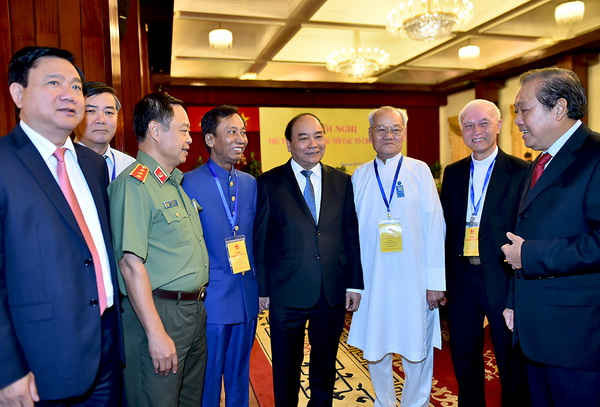 Thủ tướng Nguyễn Xuân Phúc trao đổi với các vị chức sắc tôn giáo dự Hội nghị - Ảnh: Chinhphu.vn