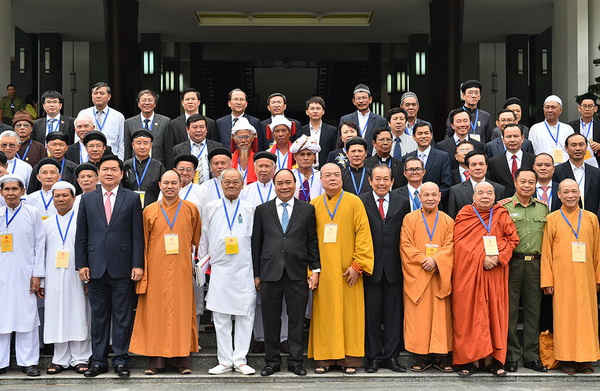 Thủ tướng Nguyễn Xuân Phúc chụp ảnh lưu niệm với các đại biểu dự Hội nghị - Ảnh: Chinhphu.vn