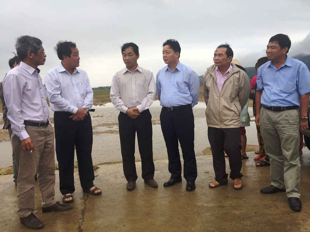 16h20 chiều nay (19/8), đoàn công tác của Bộ Tài nguyên và Môi trường do Bộ trưởng Trần Hồng Hà dẫn đầu đã đi kiểm tra thực địa tình hình khắc phục hậu quả mưa lũ tại tỉnh Quảng Nam