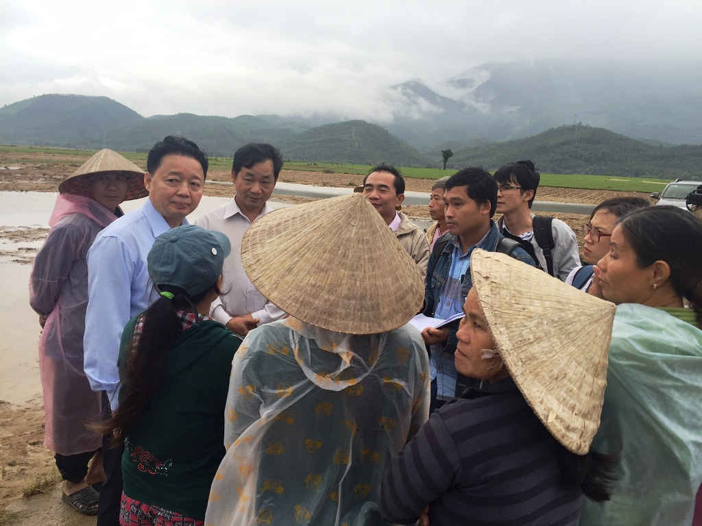 Bộ trưởng Bộ Tài nguyên và Môi trường Trần Hồng Hà chia sẻ những mất mát, thiệt hại của bà con nhân dân vùng bị thiên tai gây ra trong tỉnh