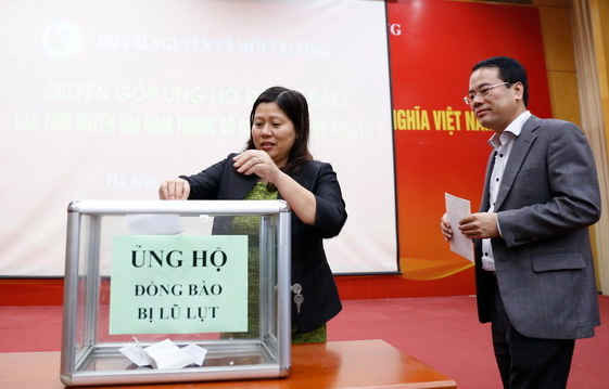Thứ trưởng Nguyễn Thị Phương Hoa và Chánh Văn phòng Bộ TN&MT Tăng Thế Cường quyên góp ủng hộ 
