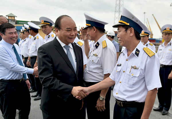 Thủ tướng Nguyễn Xuân Phúc thăm hỏi cán bộ nhân viên Tổng Công ty Tân Cảng Sài Gòn
