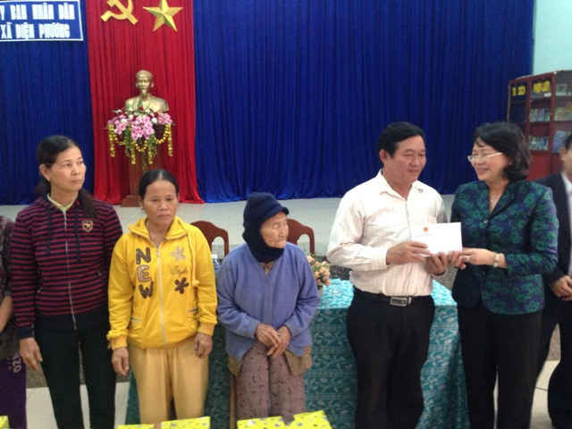 Phó Chủ tịch nước Đặng Thị Ngọc Thịnh cùng đoàn công tác Trung ương đến thăm hỏi, tặng quà đồng bào vùng lũ tỉnh Quảng Nam
