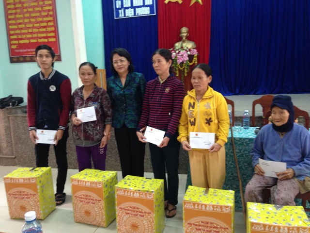 Phó Chủ tịch nước Đặng Thị Ngọc Thịnh tặng quà cho người dân vùng lũ xã Điện Phương, thị xã Điện Bàn