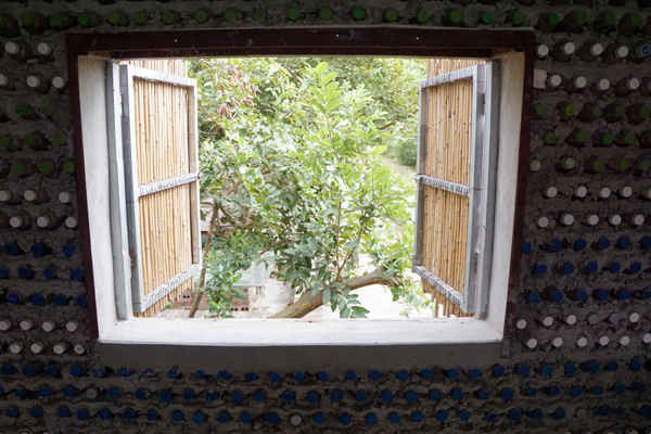Cửa sổ và cửa chính được làm từ tre và nứa 