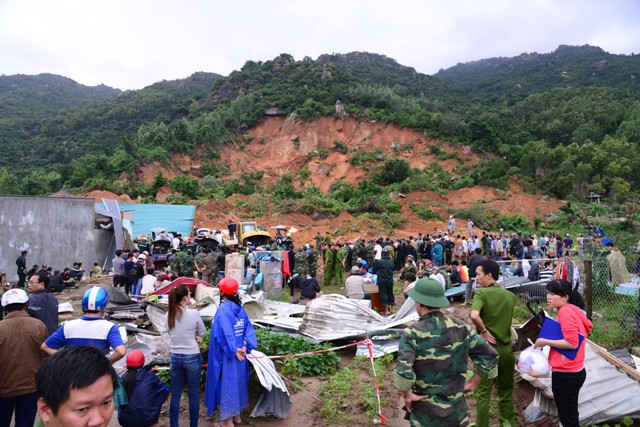 Hiện trường vụ lở núi, khiến nhiều ngôi nhà bị chôn vùi