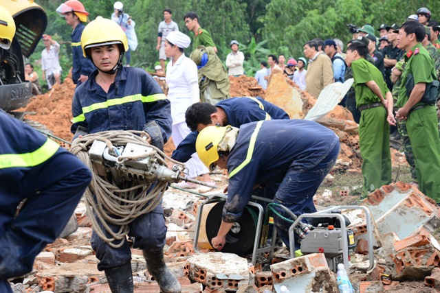 Lực lượng cứu hộ đang nỗ lực tìm kiếm những người còn bị kẹt dưới đống đổ nát