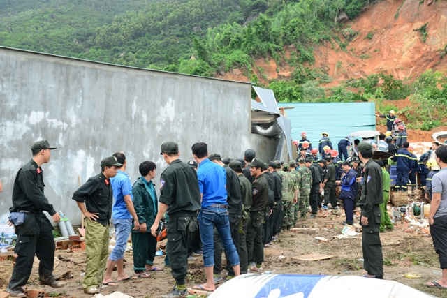 Đông đảo lực lượng tham gia công tác cứu hộ