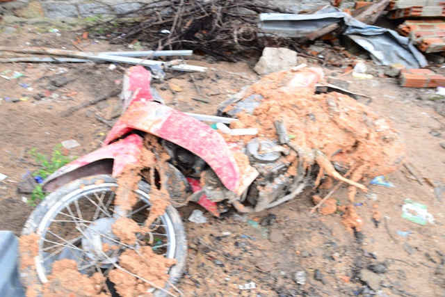 Chiếc xe máy được tìm thấy trong đống đổ nát