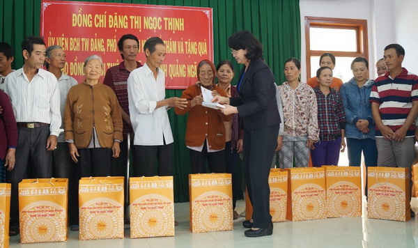 Phó Chủ tịch nước Đặng Thị Ngọc Thịnh  trao trực tiếp 20 suất quà cho 20 hộ dân huyện Mộ Đức (Quảng Ngãi)