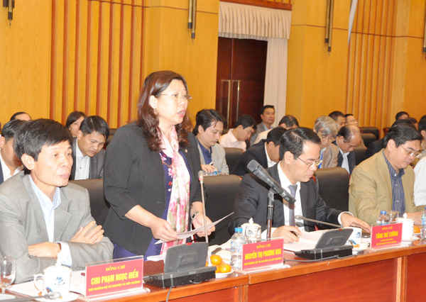 Thứ trưởng Bộ TN&MT Nguyễn Thị Phương Hóa báo cáo Về tình hình thực hiện nhiệm vụ Chính phủ và Thủ tướng Chính phủ giao, Bộ TN&MT đã hoàn thành 501/596 nhiệm vụ đạt tỷ lệ 84%, trong đó số nhiệm vụ hoàn thành đúng hạn: 464/501 nhiệm vụ (93%). 
