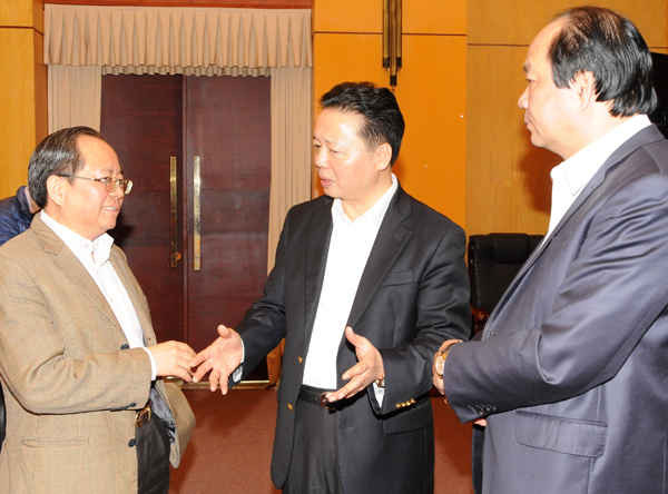 Bộ trưởng Trần Hồng Hà (giữa) trò chuyện với Bộ trưởng Mai Tiến Dũng (phải) và Thứ trưởng Bộ Tài chính Đỗ Hoàng Anh Tuấn (trái) trong giờ giải lao hội nghị sáng 21/12