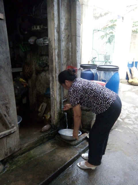 Nước sạch bị nhiễm mặn nên gia đình bà Hoàng Thị Mẫn chỉ dùng để giặt, rửa.