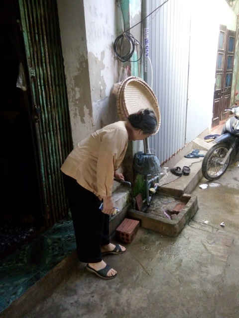 Đã nhiều ngày qua gia đình bà Nguyễn Thị Cưởi còn không có nước để sinh hoạt.