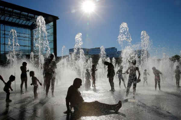 Nhiều người đang tắm mát ở vòi phun nước trong công viên khi nhiệt độ mùa hè tăng cao ở Paris, Pháp vào ngày 24/8/2016. Ảnh: REUTERS / Pascal Rossignol