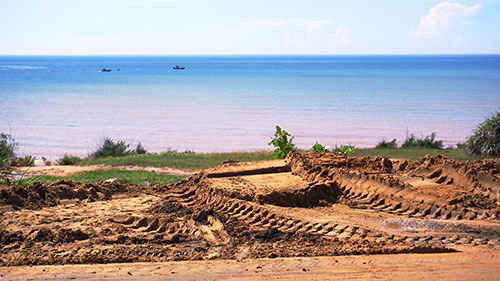 Bờ biển Hàm Thuận Nam từng bị ô nhiễm do vỡ bờ moong titan