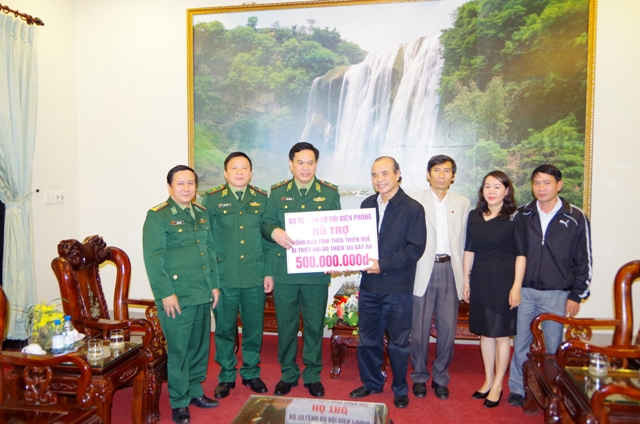 Đại diện BTL BĐBP trao 500 triệu đồng hỗ trợ cho nhân dân tỉnh Thừa Thiên Huế