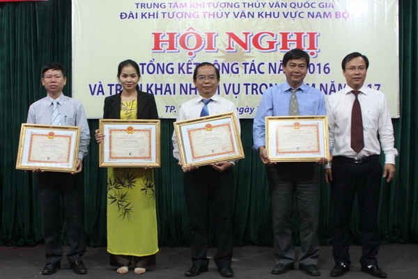Ông Lê Ngọc Quyền – Giám đốc Đài KTTV Khu vực Nam Bộ (bìa phải) trao Bằng khen của Bộ Tài nguyên và Môi trường cho các tập thể Đài 