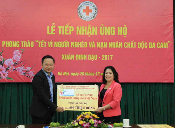 Đại diện FrieslandCampina Việt Nam (bên trái) trao bảng tượng trưng cho Chủ tịch Trung ương Hội Chữ thập đỏ Việt Nam