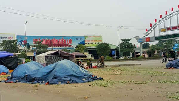 Hàng chất đống, lều quán dựng chắn ngang đường gây mất an toàn giao thông