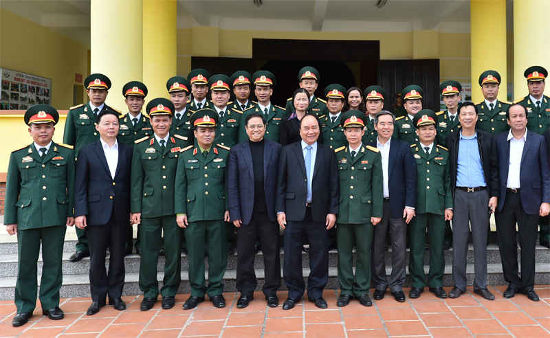 Thủ tướng Nguyễn Xuân Phúc cùng đoàn đại biểu Chính phủ chụp ảnh lưu niệm với Lữ đoàn 242