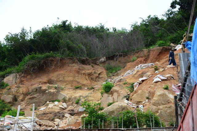 Có nhiều sườn núi tại Nha Trang đang bị đào bới khai thác đất đá, dẫn đến bị hẫng chân, có nguy cơ sạt lở 
