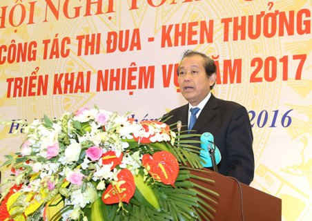 Phó Thủ tướng Thường trực Chính phủ Trương Hoà Bình phát biểu tại Hội nghị trực tuyến toàn quốc Tổng kết công tác thi đua-khen thưởng năm 2016, triển khai nhiệm vụ năm 2017.