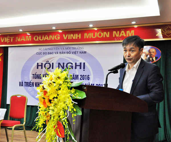 Ông Phan Ngọc Mai - Phó Cục trưởng Cục Đo đạc và Bản đồ Việt Nam báo cáo tổng kết công tác năm 2016 và triển khai nhiệm vụ năm 2017