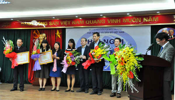 Thứ trưởng Nguyễn Thị Phương Hoa trao bằng khen cho 2 tập thể và 10 cá nhân của Cục Đo đạc & Bản đồ Việt Nam được tặng Bằng khen của Thủ tướng Chính phủ