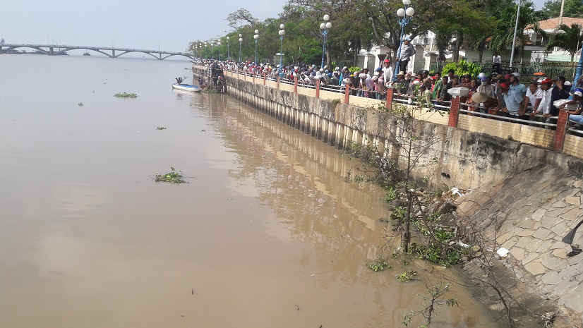 Người dân đứng kín khu vực cầu Kinh Nhánh xem vớt xác nạn nhân nhảy cầu tự tử.