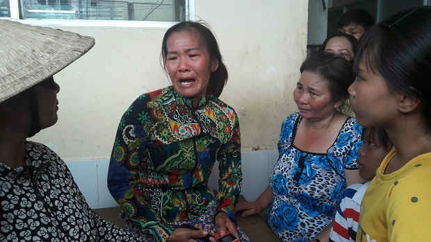 Chị Âu Thị Kim Nhang, chị gái của nạn nhân khóc nghẹ ngào khi hay tin em gái nhay cầu tự tử.