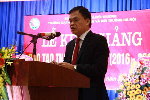 Báo cáo tổng kết năm học 2015 – 2016 và công tác tuyển sinh năm 2016, ông Trần Duy Kiều – Phó Hiệu trưởng nhà trường