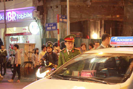 Ngay từ chiều, lực lượng công an, dân quân tự vệ phường Hàng Trống đã được huy động để điều tiết tình hình giao thông.
