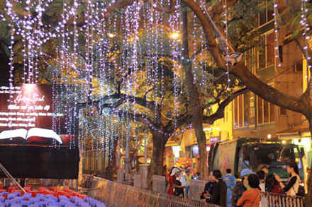 Khu vực Nhà thờ lớn đã được trang hoàng bởi những giàn đèn led, màn hình lớn nhằm phục vụ những người tham dự đêm giáng sinh tại đây.