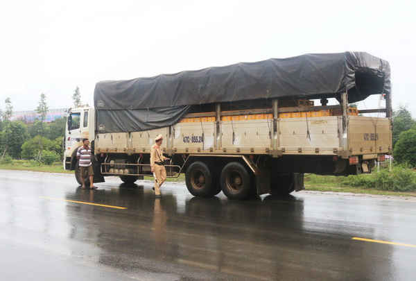 Lực lượng giao thông yêu cầu kiểm tra các xe tải