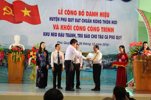 1. Ông Trần Thanh Nam – Thứ trưởng Bộ Nông nghiệp và Phát triển nông thôn trao Bằng công nhận huyện Phú Quý đạt chuẩn NTM cho tỉnh Bình Thuận