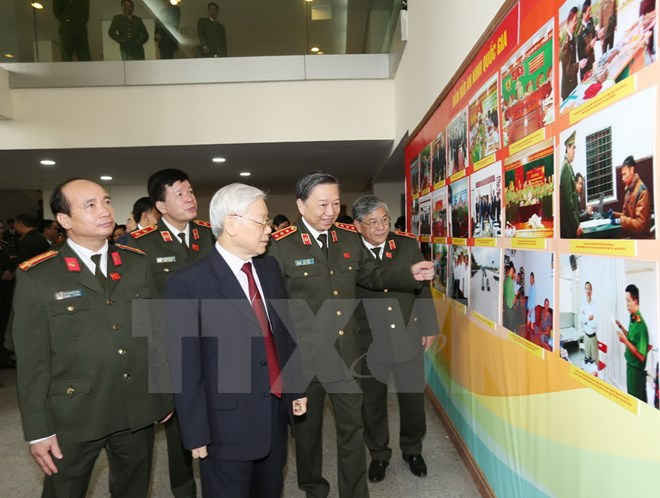 Tổng Bí thư Nguyễn Phú Trọng và các đại biểu xem một số hình ảnh về lực lượng Công an nhân dân. (Ảnh: Trí Dũng/TTXVN)