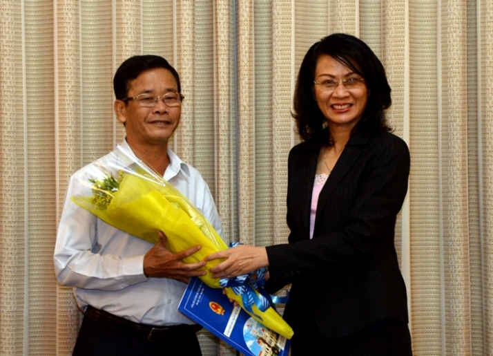 Phó Chủ tịch UBND TPHCM Nguyễn Thị Thu trao Quyết định cho ông Trần Quang Thảo. 
