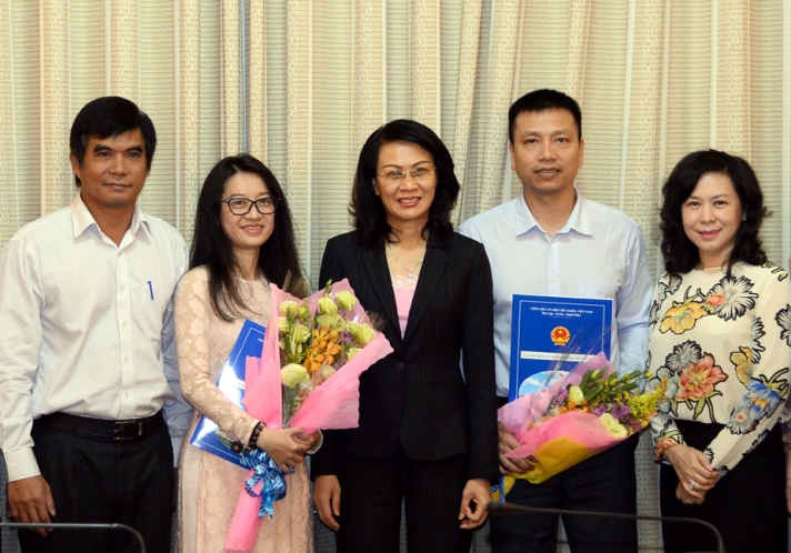 Phó Chủ tịch Nguyễn Thị Thu trao Quyết định bổ nhiệm lãnh đạo Đài Truyền hình Thành phố.