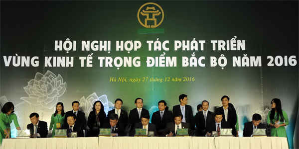 Ủy viên Bộ chính trị, Bí thư Hà Nội Hoàng Trung Hải, Bộ trưởng Bộ Kế hoạch & Đầu tư Nguyễn Chí Dũng, Bộ trưởng Bộ TN&MT Trần Hồng Hà cùng các lãnh đạo chứng kiến buổi lễ ký kết 