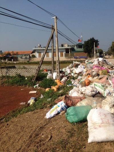 Bãi rác thải tập kết gần khu dân cư đã gây ô nhiễm môi trường nghiêm trọng