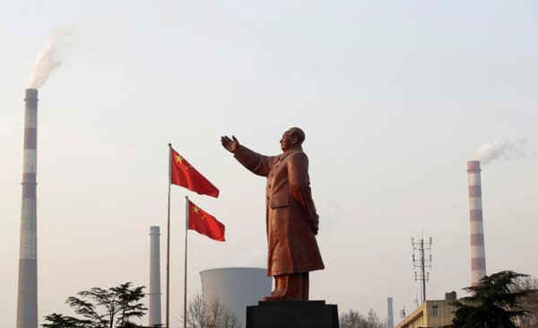 Bức tượng cựu lãnh đạo Trung Quốc Mao Trạch Đông ở phía trước ống khói tại công ty thép Wuhan Iron Và Steel Corp ở Vũ Hán, tỉnh Hồ Bắc, ngày 6/3/2013. Ảnh: REUTERS / Stringer
