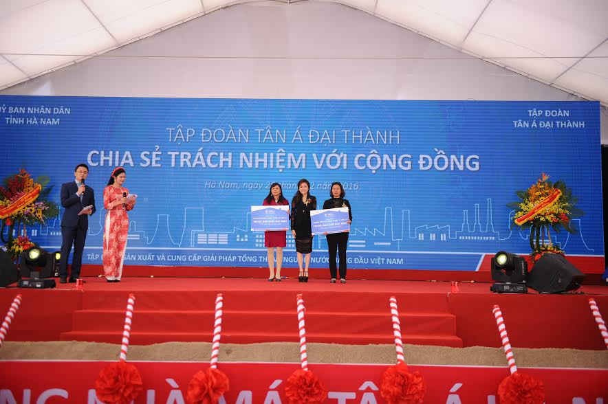 Bà Nguyễn Phương Anh - Tổng Giám đốc Công ty cổ phần Quốc tế Tân Á Hà Nam trao tặng 200 bộ bàn ghế