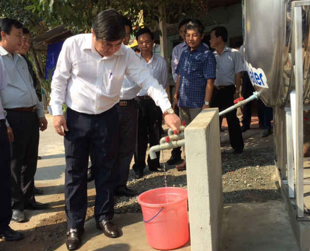 Ông Nguyễn Thành Phong - Chủ tịch UBND TP.HCM kiểm tra một công trình cấp nước sạch nông thôn 