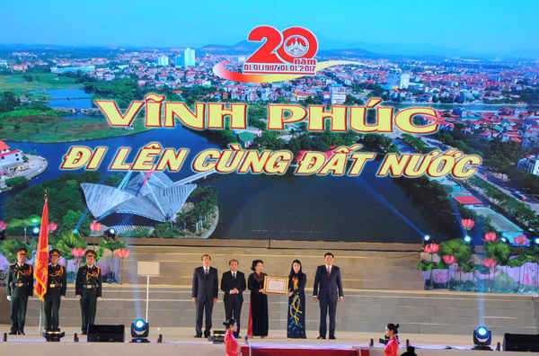  Chủ tịch Quốc hội Nguyễn Thị Kim Ngân trao Huân chương Lao động Hạng Nhất cho nhân dân và cán bộ tỉnh Vĩnh Phúc.