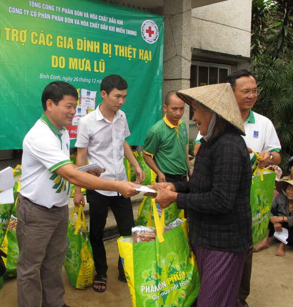 PVFCCo đã triển khai chương trình cứu trợ khẩn cấp tại huyện Tây Sơn và Vĩnh Thạnh, tỉnh Bình Định.