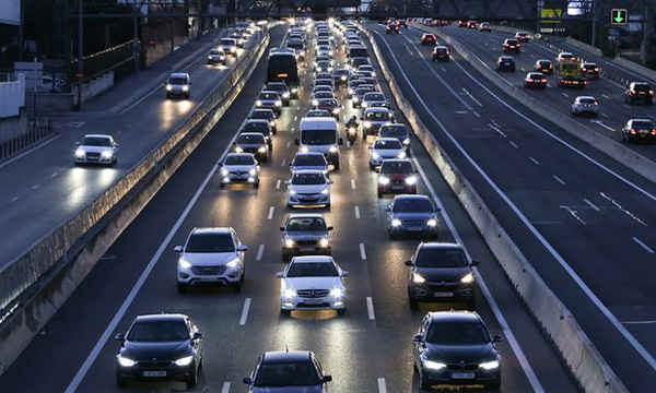 Theo Phó thị trưởng Madrid Marta Higueras, biện pháp cấm một nửa số xe hơi lưu thông không chỉ để hạn chế giao thông mà còn góp phần quan trọng bảo vệ sức khỏe cộng đồng. Ảnh: Paul Hanna / Reuters