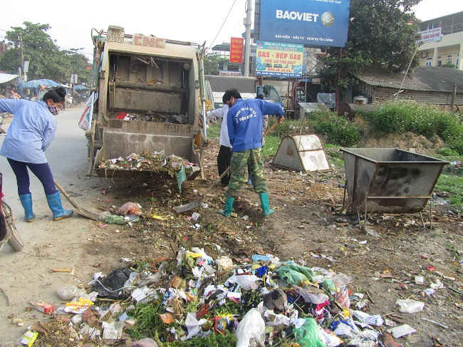 Điểm thu gom rác tại xã Thanh Xương, huyện Điện Biên, rác đổ ngoài đường.